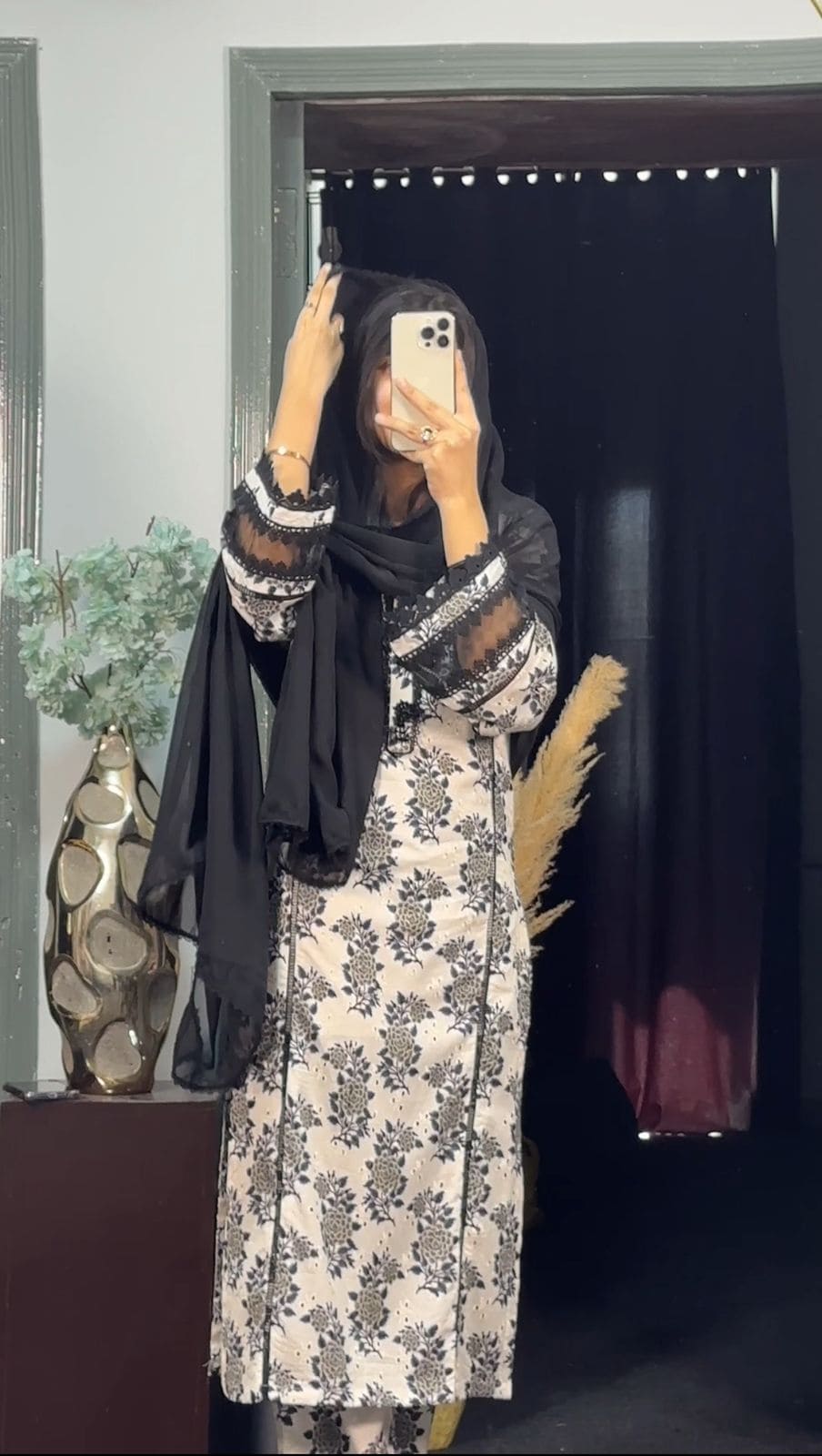 ARA-622- Black -3Pc Ready To Wear Printed Lawn Chicken Kari Dress